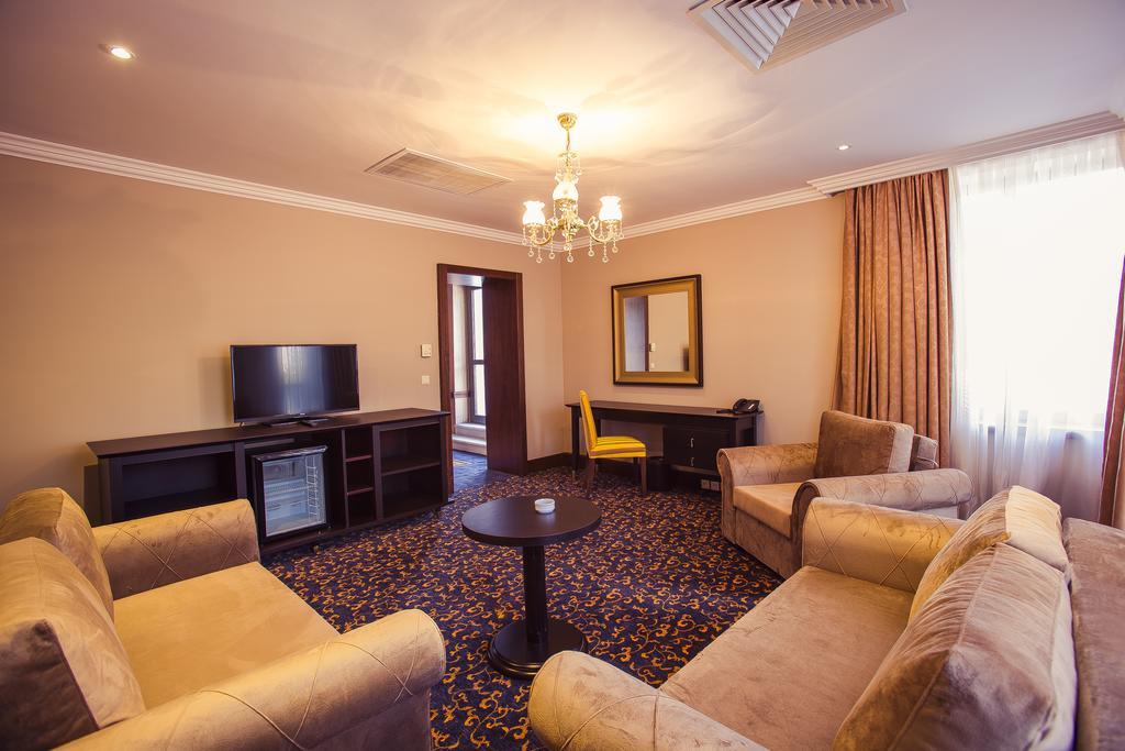 Hotel Intourist Palace Batumi Room photo