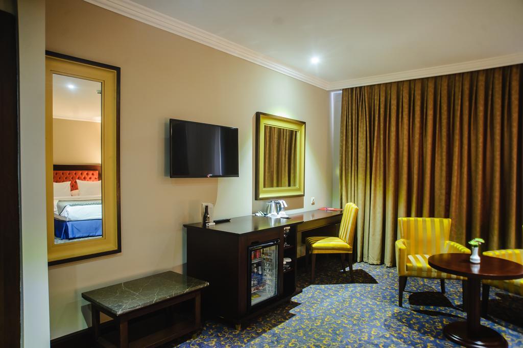 Hotel Intourist Palace Batumi Exterior photo