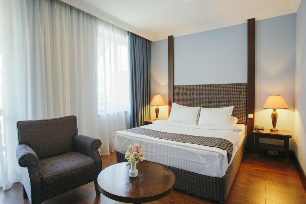 Hotel Intourist Palace Batumi Exterior photo