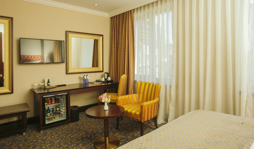 Hotel Intourist Palace Batumi Exterior photo